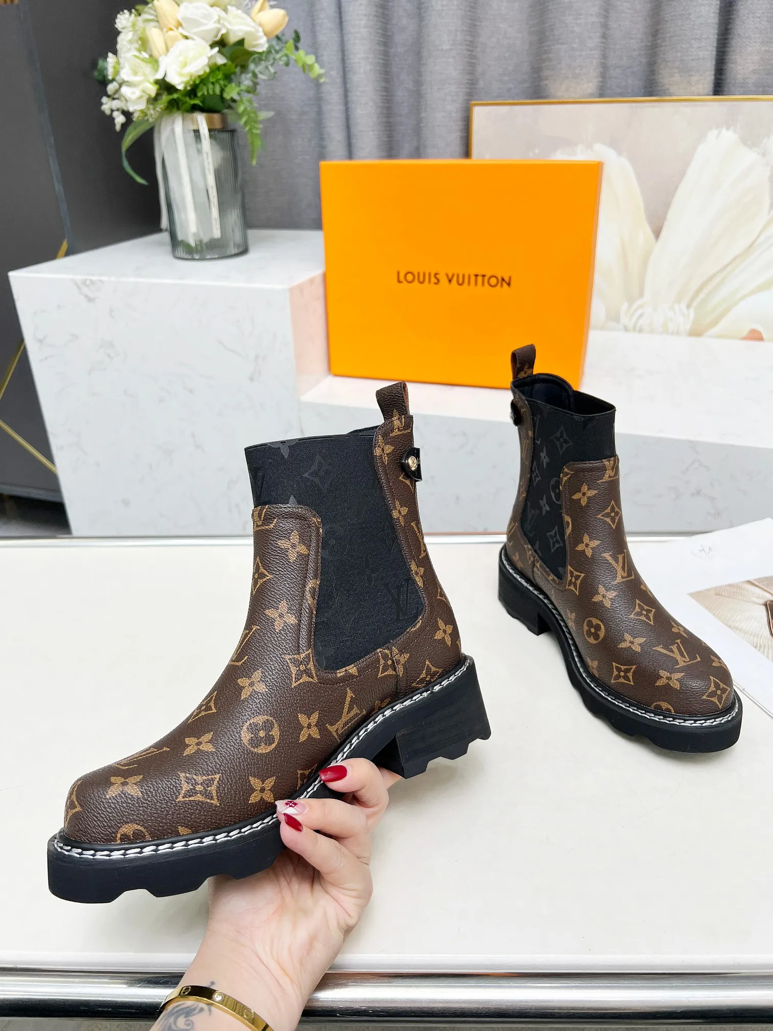 👟👟Ex-factory price 560👟👟Louis Vuitton 2024 autumn and winter high-end customization, major celebrity and Internet celebrity catwalk style, century-old classic, exquisite craftsmanship, comfortable on the feet. This LV Beaubourg ankle boot has a smooth calf leather body with handsome style and soft elements, and the Monogram patterned elastic side panel embodies the style of Chelsea boots. Paired with a thick yet lightweight micro outsole. Dazzling studs, a Louis Vuitton embossed leather label and plain stitching around the welt add to the sophisticated details. Fabric: Full-grain cowhide Lining: Cowhide Color: Black Brown Code number 35 to 40 (41 and 42 can be customized and non-returnable) Bosses are welcome to make orders